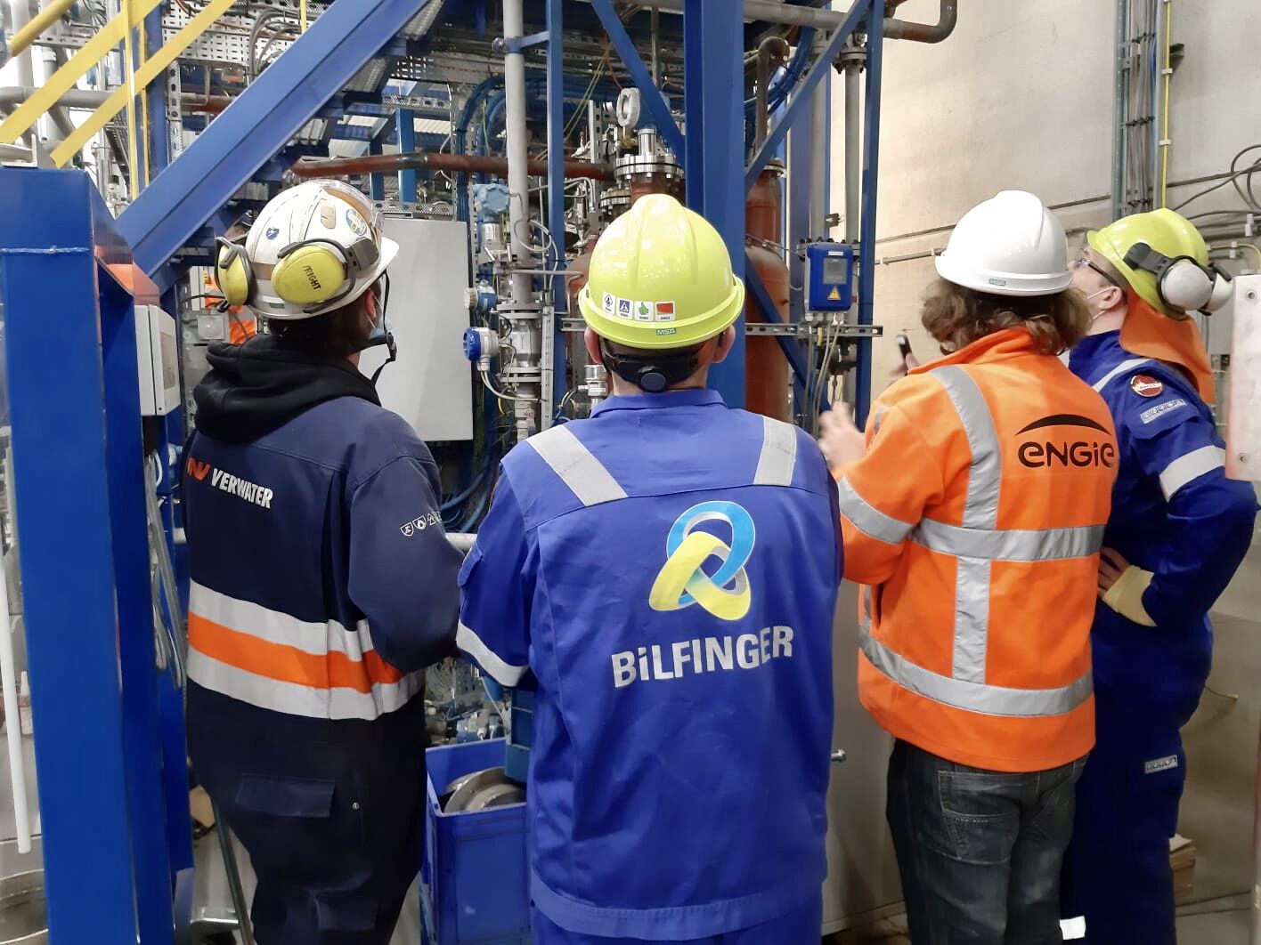 Deelnemers van Bilfinger, ENGIE en Verwater samen in een installatie